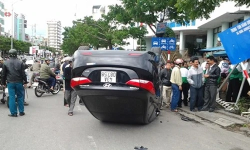Tai nạn hy hữu, ô tô chổng 4 bánh lên trời