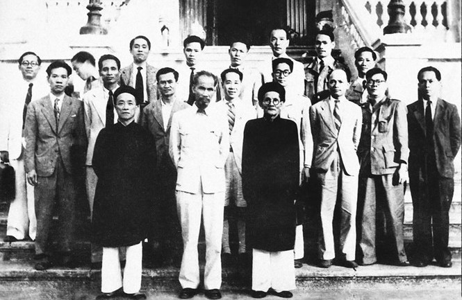 ประธานาธิบดีโฮจิมินห์และนายหยุน ทุ๊ก คัง (แถวหน้าคนแรกจากขวา) ในรัฐบาลชุดแรกของสาธารณรัฐประชาธิปไตยเวียดนาม คลังภาพ huynh-thuc-khang.jpg