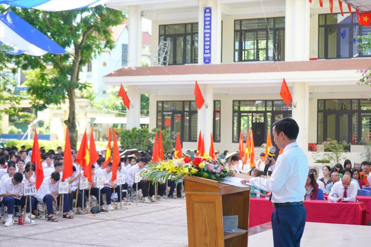Ông Nguyễn Duy Bỉnh, Hiệu trưởng Trường THPT Đại Mỗ phát biểu trong Lễ khai giảng năm học mới 2025-2026. thay-binh.jpg