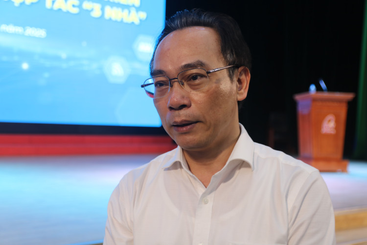 Der stellvertretende Minister für Bildung und Ausbildung, Hoang Minh Son, spricht mit Reportern über die Ausbildung von Fachkräften für die Kernenergie. Foto: Mai Loan. hoang-minh-son-2.jpg