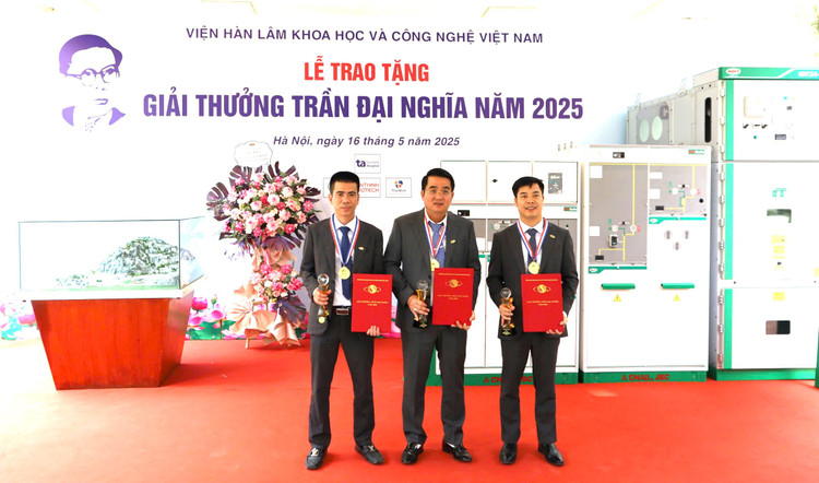 Nhóm tác giả công trình "Nghiên cứu, phát triển sản xuất tủ điện trung thế": Ông Phạm Đình Thắng - Chủ tịch HĐQT kiêm TGĐ ACIT (giữa), ông Đoàn Kỳ Bá - Phó TGĐ (bên trái), ông Bùi Văn Đam - Trưởng ban Năng lượng (bên phải). 2-7073.jpg