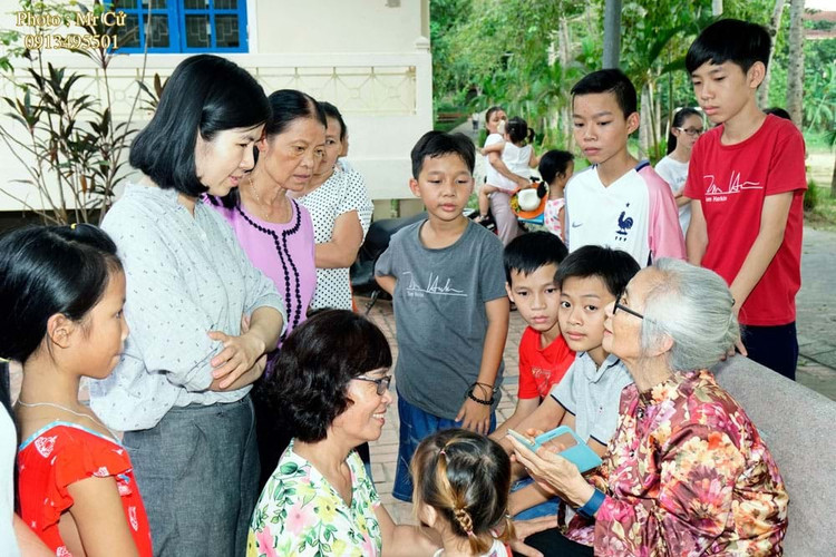 GS. Lê Kim Ngọc trò chuyện với các mẹ và trẻ em làng SOS. le-kim-ngoc-2.jpg