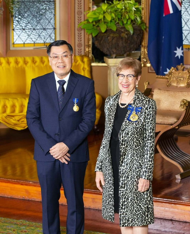 សាស្ត្រាចារ្យ Nguyen Van Tuan និងអគ្គទេសាភិបាល Margaret Beazley ក្នុងពិធីប្រគល់រង្វាន់ Order of Australia។ gs-nguyen-van-tuan-2.jpg