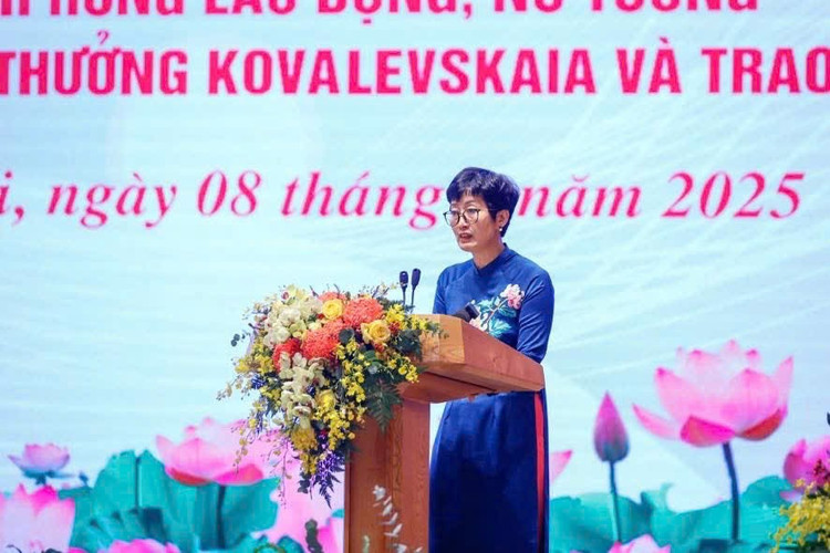 PGS. Nguyễn Minh Tân gửi thông điệp tới các nhà khoa học nữ: "Đừng để giới hạn nào ngăn trở khát vọng của bạn. Mỗi thí nghiệm thất bại hôm nay chính là viên gạch cho tòa tháp thành công ngày mai". Ảnh: HUST. tan-130227.jpg