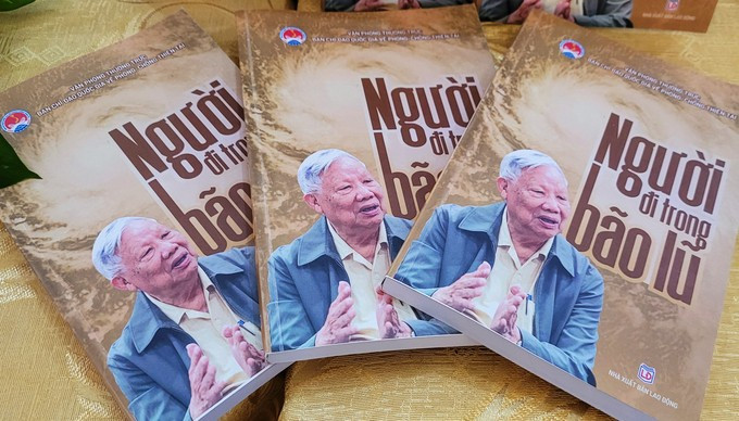 សៀវភៅ “មនុស្សដើរក្នុងព្យុះ និងទឹកជំនន់” គឺនិយាយអំពីបទពិសោធន៍ដ៏មានតម្លៃក្នុងសកម្មភាពបង្ការគ្រោះមហន្តរាយធម្មជាតិរបស់អតីតរដ្ឋមន្ត្រីក្រសួងកសិកម្ម និងអភិវឌ្ឍន៍ជនបទ លោក Le Huy Ngo។ រូបថត៖ nongnghiep.vn។ le-huy-ngo.jpg