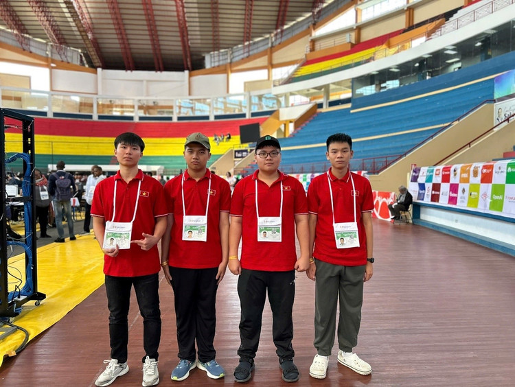 Em Ninh Quang Thắng, em Nguyễn Bùi Đức Dũng, em Lê Kiến Thành, em Đặng Huy Hậu. anh-olympic-tin-hoc.jpg