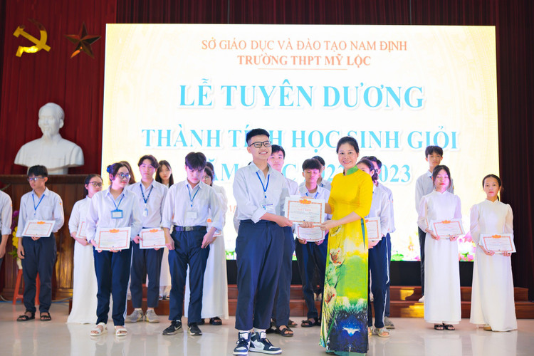 Vượt lên nghịch cảnh, cậu học trò Trần Xuân Đam giành nhiều thành tích xuất sắc trong học tập. Ảnh: NVCC. tran-xuan-dam-4.jpg