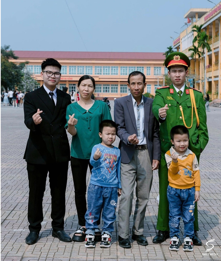 Trần Xuân Đam và gia đình chụp ảnh kỷ yếu. Ảnh: Gia đình cung cấp. tran-xuan-dam.png