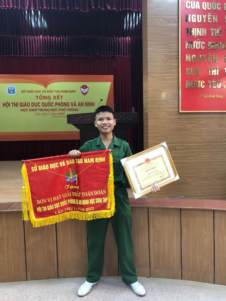 Nhận giải thưởng tại Hội thi giáo dục quốc phòng và an ninh. Ảnh: NVCC. tran-xuan-dam-5.jpg