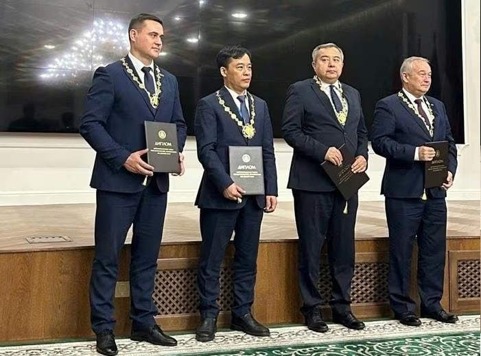 Professor Le Truong Giang (second from left) and other academicians at the 38th session - Photo: VAST. le-truong-giang-2.jpg