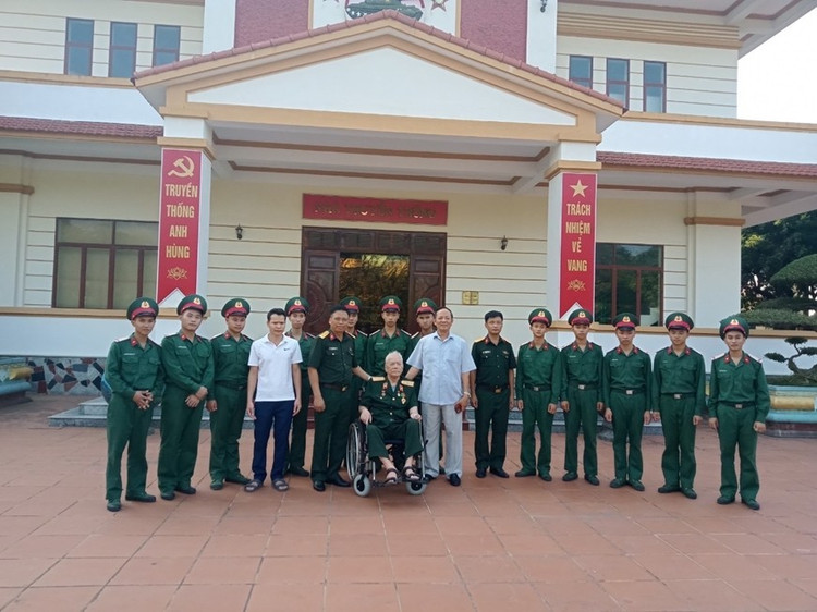พลตรีเหงียน วัน เฟือก เยือนกองพันรถถังที่ 202 ซึ่งเป็นหน่วยรถถังแรกของกองทัพประชาชนเวียดนาม ภาพ: ครอบครัวให้มา 2.jpg