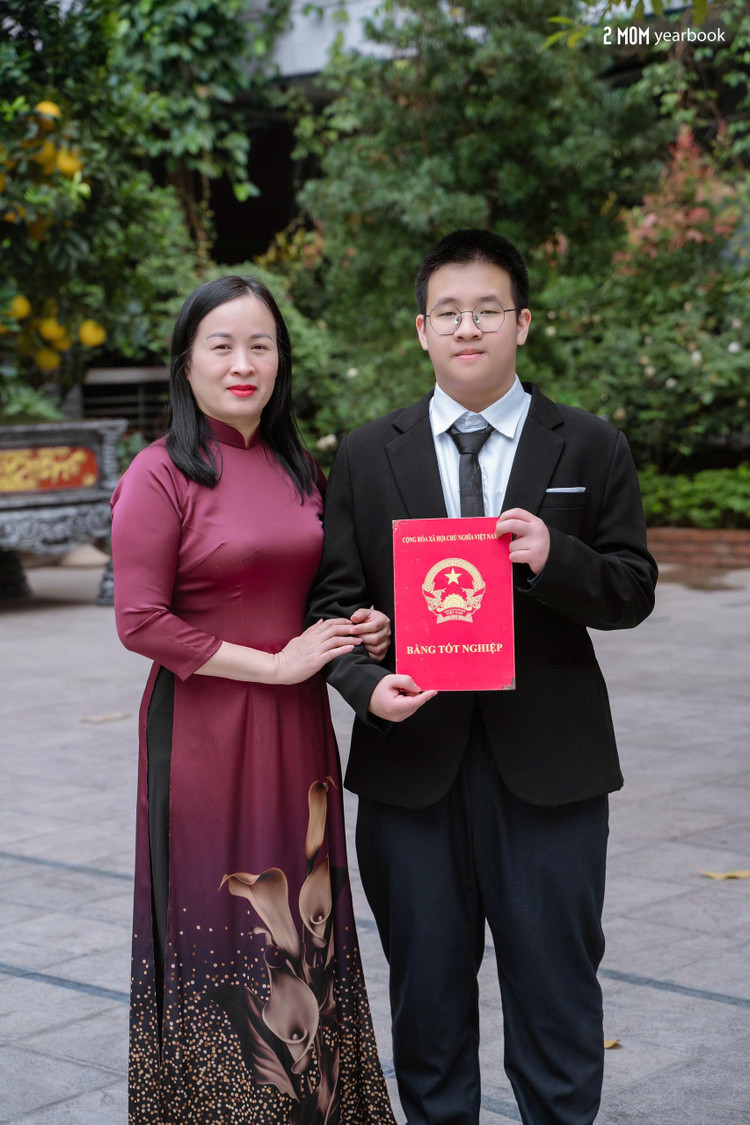 Chị Nguyễn Thị Thọ và con trai. Ảnh: NVCC. minh-thu-khoa-2.jpg