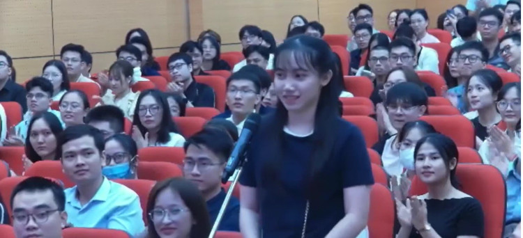 Khoảnh khắc "Thủ khoa kép" Ngô Thu Hà đăng ký chuyên ngành Ung thư. ngo-thu-ha-3-4276.jpg