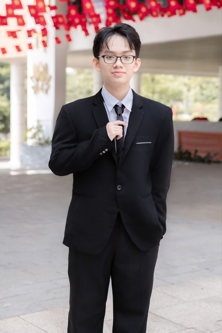Nguyen Quang Anh, 하노이 Cau Giay 중등학교 9A4반 있어요. 사진 : NVCC. quang-anh.jpg