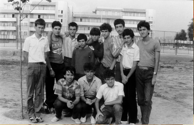 Mr. Nicusor Dan (bottom row, far right) and the Romanian team participated in the 1988 IMO in Australia. Photo: Nicusordan.ro. tan-tong-thong.png