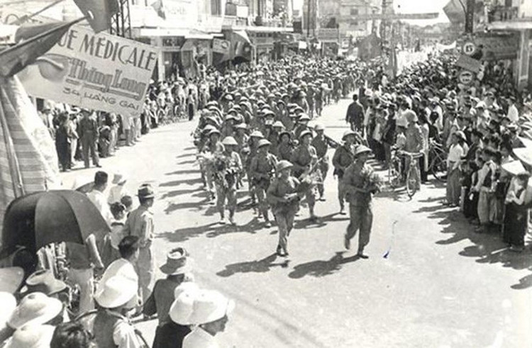 Am Morgen des 10. Oktober 1954 marschierte unsere Armee inmitten eines leuchtenden Waldes aus Fahnen und Blumen und unter dem Jubel Hunderttausender Landsleute in Hanoi ein, um es zu befreien. Fotoarchiv tiep-quan-thu-do.jpg