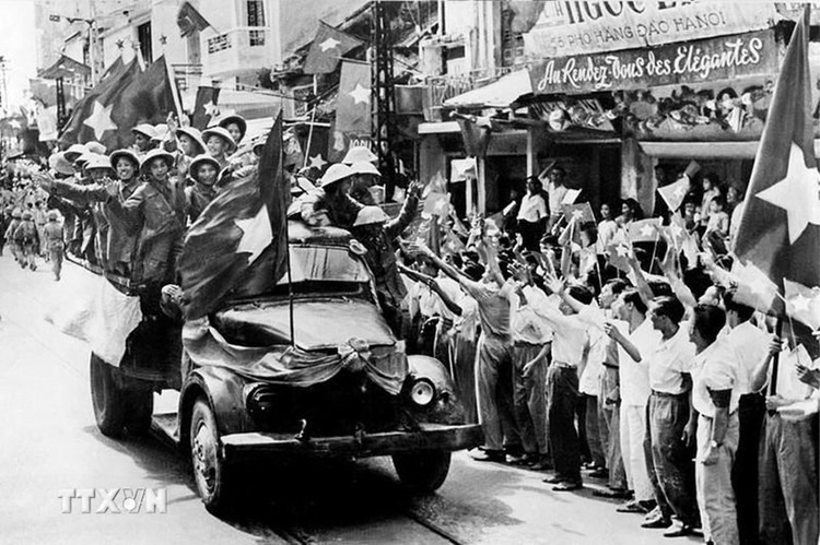 Am Morgen des 10. Oktober 1954 drangen Truppen der Vietnamesischen Volksarmee durch die Stadttore in die Hauptstadt ein und nahmen sie inmitten eines Waldes aus Fahnen und Blumen ein. Zehntausende Hanoier begrüßten sie. Foto mit freundlicher Genehmigung von VNA. tiep-quan-thu-do-2.jpg