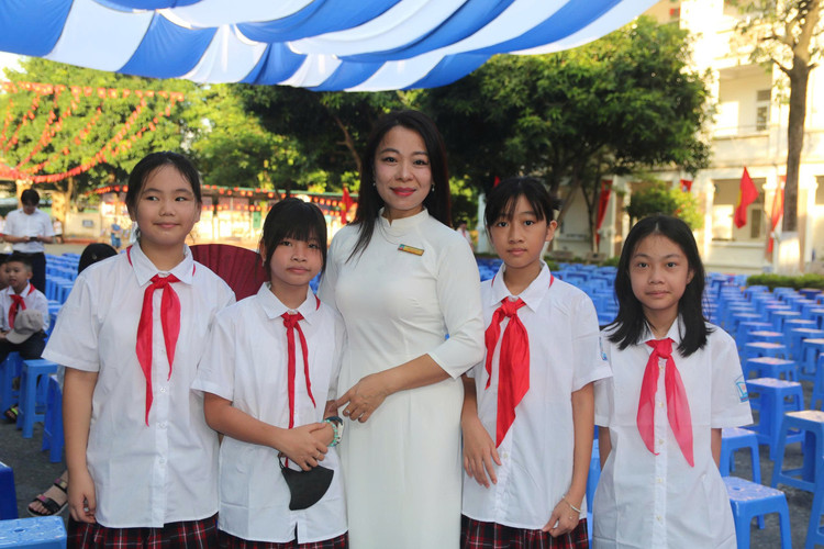 Cô Trần Thị Xuân và các học trò náo nức trong ngày khai giảng. co-giao.jpg