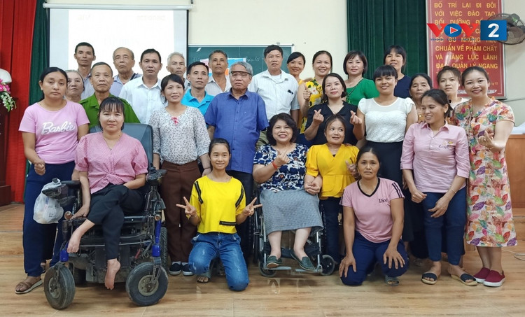Herr Bat (in der Mitte stehend, ihm fehlt der linke Arm) hat ein Foto mit der Vereinigung von Menschen mit Behinderungen in Soc Son, Hanoi, gemacht. ong-bat.jpg