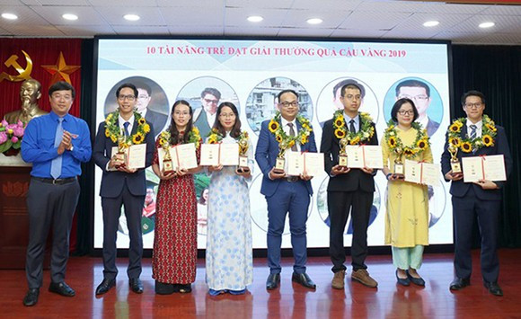 TS Trần Nguyễn Hải (thứ 4 từ phải sang) nhận giải Quả Cầu Vàng 2019. Ảnh: Duy Tân. tran-nguyen-hai.png