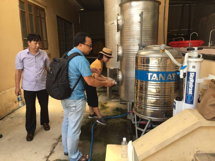 TS Hải kiểm tra hệ thống lọc asen tại Trường Mầm non Hoàng Tây, huyện Kim Bảng, tỉnh Hà Nam. Ảnh: Duy Tân. tran-nguyen-hai-2.jpg