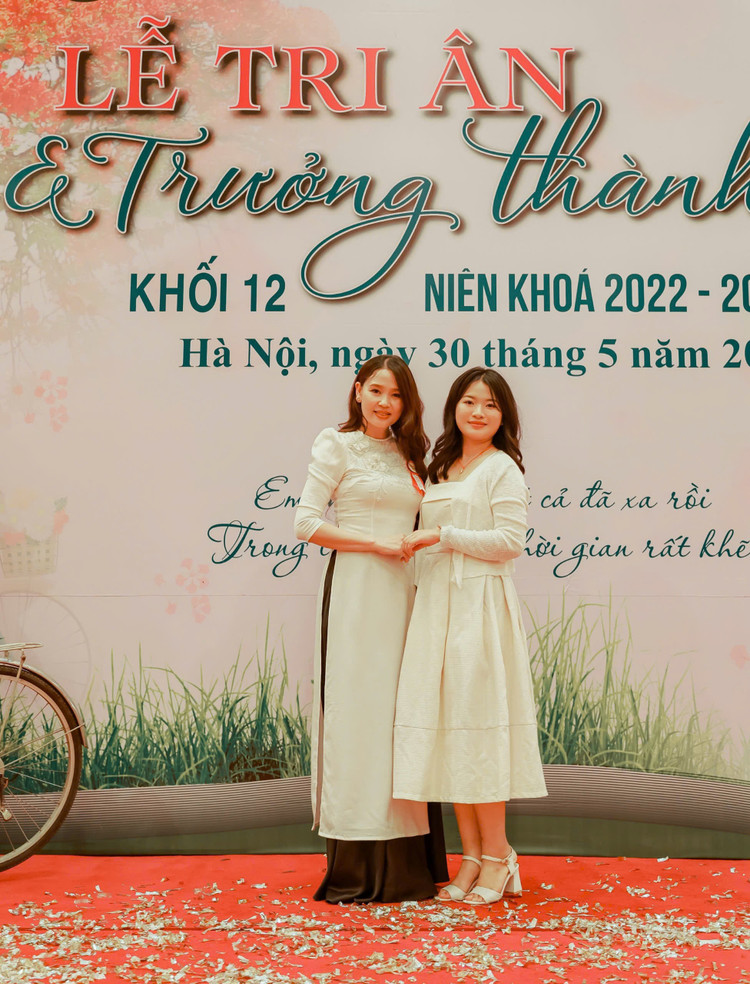 Pham Thuy Linh, a student of class 12D4, and teacher Nguyen Thi Hue. Photo: NVCC. co-hue-7.jpg