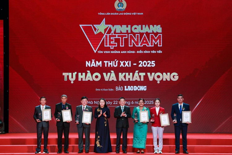 Tiến sĩ Ngô Sô Phe (người đứng thứ ba bìa phải) là 1 trong 19 tập thể, cá nhân được vinh danh tại Chương trình Vinh quang Việt Nam 2025. Ảnh: Trần Quý (TT). ngo-so-phe.jpg