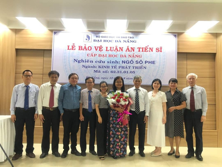 TS. Ngô Sô Phe trong ngày bảo vệ luận án tiến sĩ, đánh dấu là tiến sĩ đầu tiên người Khmer của tỉnh Trà Vinh. Ảnh: TVU. ngo-so-phe-2.jpg