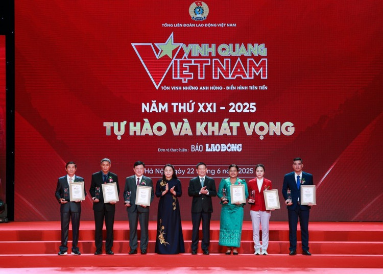 Ông Hồ Đức Phớc - Ủy viên Trung ương Đảng, Phó Thủ tướng Chính phủ và bà Nguyễn Thị Thu Hà - Ủy viên Trung ương Đảng, Phó Chủ tịch - Tổng Thư ký Ủy ban Trung ương Mặt trận Tổ quốc Việt Nam trao biểu trưng cho 6 cá nhân được vinh danh tại chương trình. Ảnh: Lao động ho-duc-phoc-1750603793970.jpg