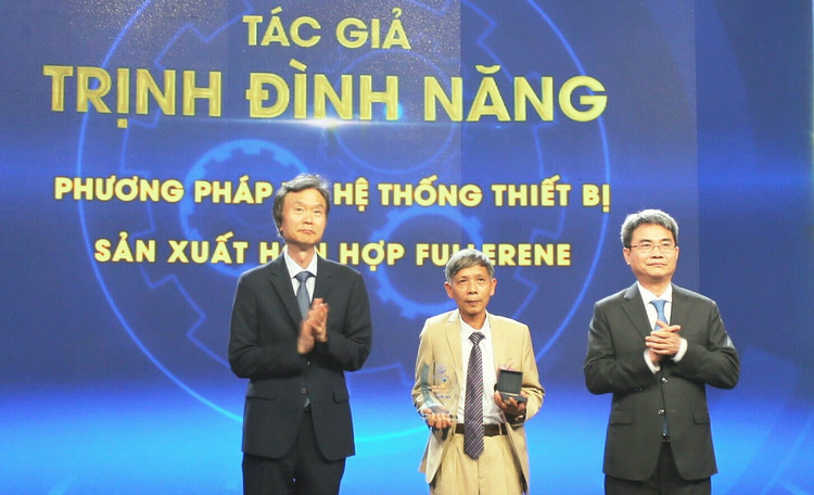 M. Trinh Nang (au centre) a reçu le 3e prix du Concours d'inventions 2018, organisé par le ministère des Sciences et de la Technologie (l'Office de la propriété intellectuelle étant l'organisme permanent), en coordination avec l'Organisation mondiale de la propriété intellectuelle (OMPI) et l'Office coréen de la propriété intellectuelle (KIPO). Photo : Département du développement des marchés et des entreprises, des sciences et de la technologie. trinh-dinh-nang-2.png