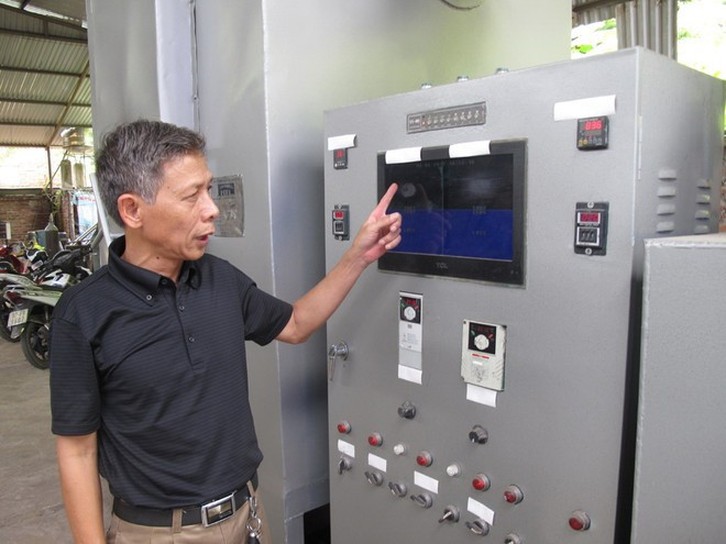 M. Trinh Dinh Nang à côté du système de contrôle de l'incinérateur de déchets médicaux. (Photo : Nguyen Trinh/Vietnam+) trinh-dinh-nang-2308.jpg
