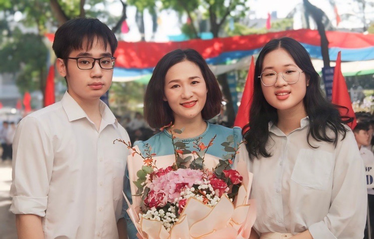 Cô giáo Lê Thị Hương Giang, Trường THPT Đại Mỗ và các trò cũ về dự lễ khai giảng, vinh danh những học sinh tiêu biểu đỗ đại học. le-huong-giang.jpg