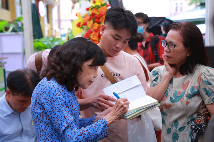 PGS.TS Trần Thị Ngọc Lang ký tặng bạn đọc tại buổi giao lưu cùng các tác giả bộ sách “Tiếng Việt giàu đẹp”. pgsts-tran-thi-ngoc-lan-2-g.jpg