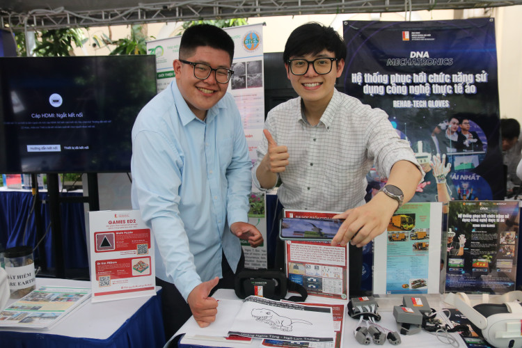 Hoang Nghia Tung (ปกซ้าย) และ Ngo Lam Truong แนะนำโครงการ img-5499.jpg