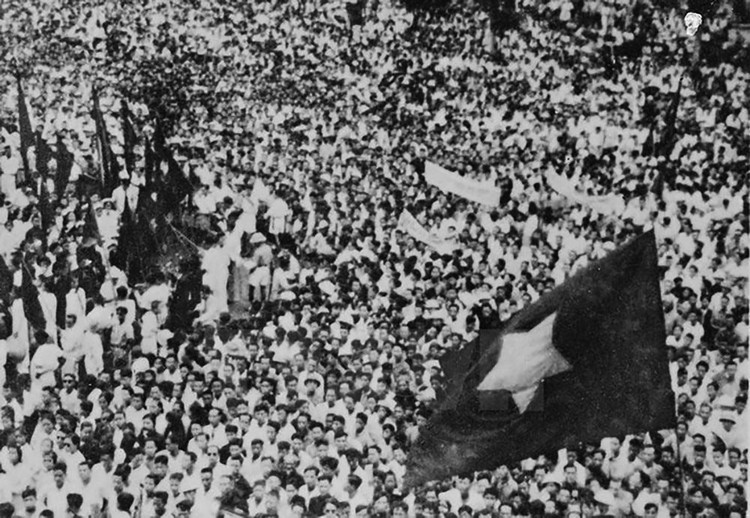 Crowds of people gathered at Ba Dinh Square to listen to President Ho Chi Minh read the Declaration of Independence on September 2, 1945. doc-lap.jpg