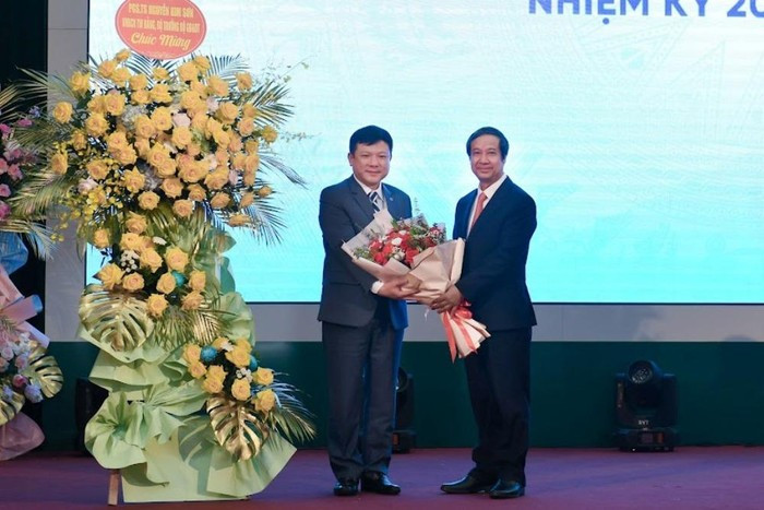 Bộ trưởng Bộ Giáo dục và Đào tạo Nguyễn Kim Sơn trao Quyết định và tặng hoa chúc mừng tân Giám đốc Đại học Thái Nguyên Hoàng Văn Hùng. (Ảnh: ĐHTN) hoang-van-hung-2.jpg