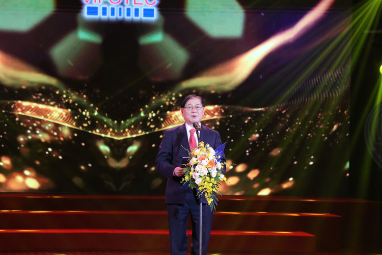 TSKH.Phan Xuân Dũng, Bí thư Đảng ủy, Chủ tịch Liên hiệp Hội Việt Nam; Chủ tịch HĐBT Quỹ VIFOTEC, Trưởng Ban Tổ chức Giải thưởng phát biểu khai mạc buổi lễ. z6648876780712-0b55d5fd5dfecb45c279a8737d1f95e0.jpg