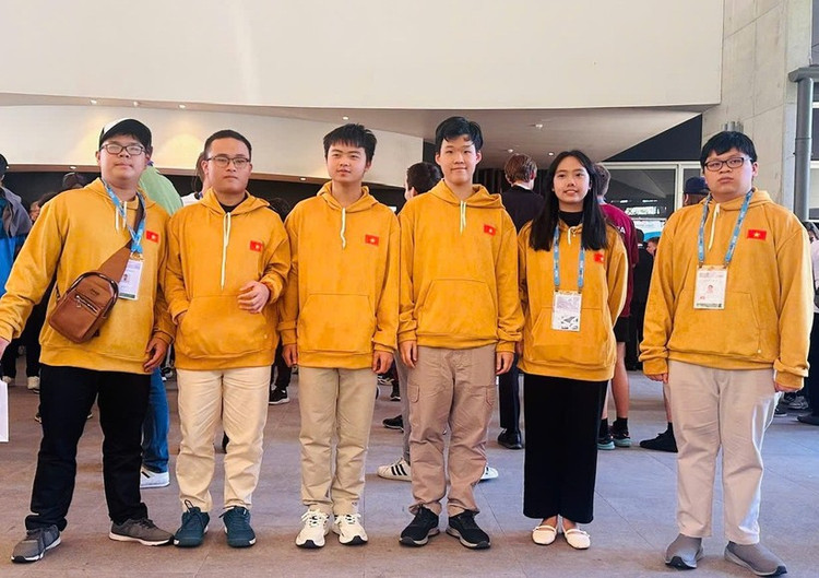 2025년 제66회 국제수학올림피아드(IMO)에 참가하는 베트남 팀의 학생 6명(사진: MOET) hinh-anh.jpg
