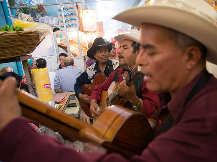 Chợ Mercado 20 de Noviembre ở Oaxaca, Mexico. Không chỉ đơn thuần là một khu chợ truyền thống, Mercado 20 de Noviembre của Mexico còn là thiên đường ẩm thực với nhiều món ăn đặc trưng của quốc gia vùng Bắc Mỹ như Tacos, bánh Quesadilas, món Chilaquiles...Phía Đông của chợ là nơi duy nhất bán các loại thịt nướng, thu hút rất đông khách vào dịp cuối tuần.