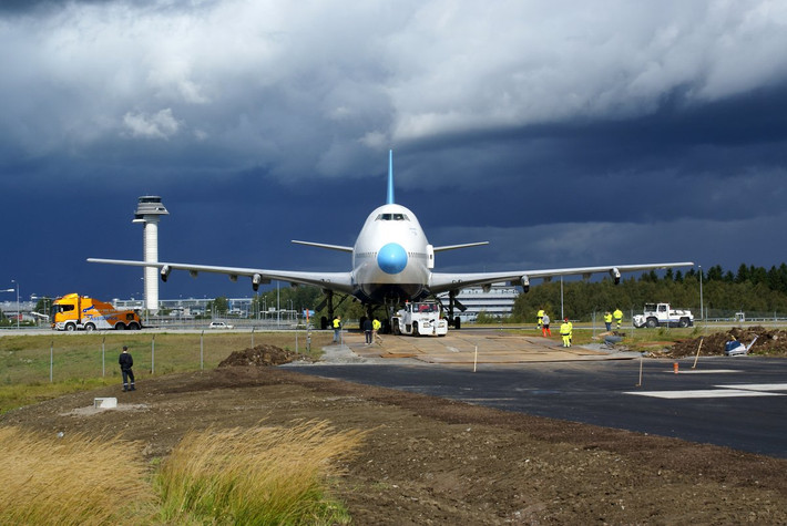Chiếc máy bay 747 được hoàn thiện năm 1976 và phục vụ cho hãng hàng không Mỹ Pan American World Airways cho đến tận năm 2008. Sau đó, máy bay này được đưa về Thụy Điển và hãng Jumbo Stay đã cho gỡ bỏ hết ghế ngồi để biến nó thành một khách sạn mini gần sân bay.