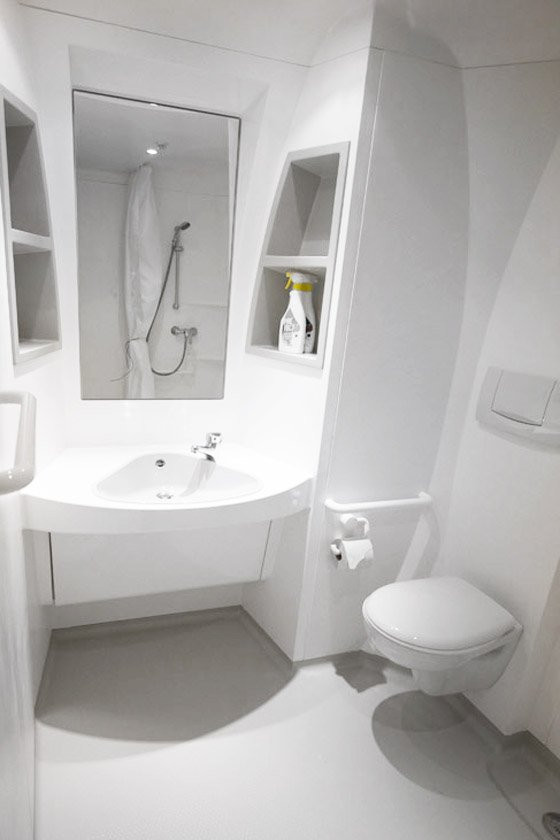 Các phòng được trang bị phòng vệ sinh, wifi, máy tính bảng, phòng thương gia có trang bị bồn tắm riêng biệt.