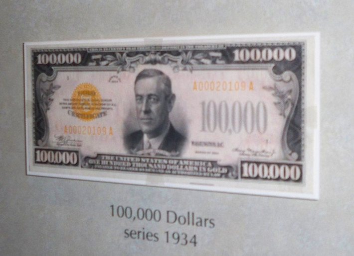 3. Tờ đôla có mệnh giá lớn nhất từng được biết đến là 100.000 USD, in năm 1934. Tuy nhiên, nó không được phát hành ra công chúng mà chỉ lưu thông trong những giao dịch của liên bang.