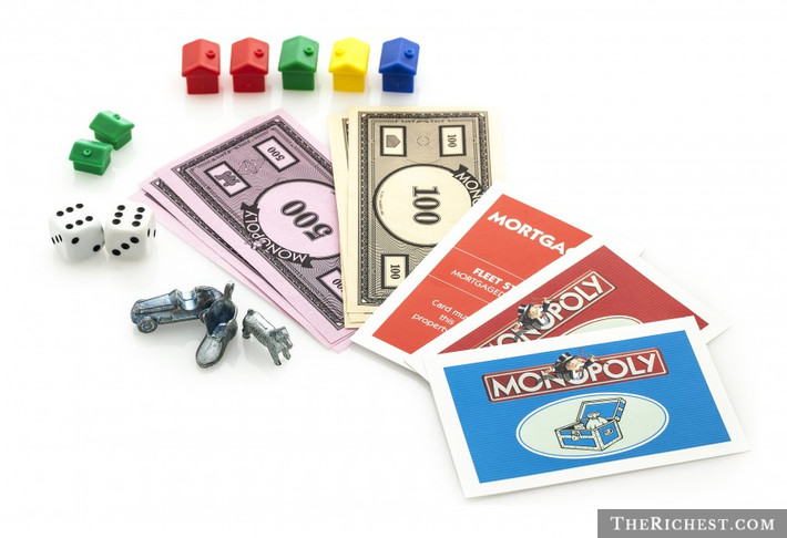 9. Lượng tiền được in để phục vụ trò chơi cờ của các tỷ phú (Monopoly) mỗi năm còn nhiều hơn so với tiền thật. Theo đó, trong mỗi bộ trò chơi có 15.140 USD.