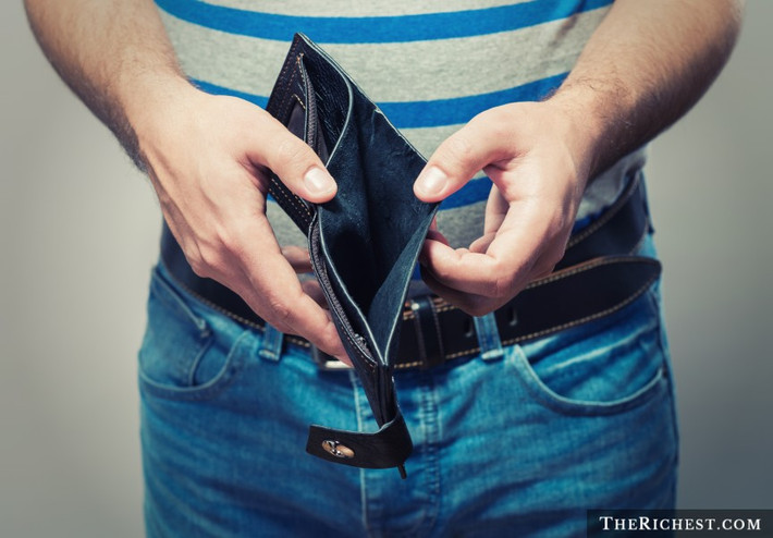 12. Từ "bankrupt" (phá sản) hiện được sử dụng nhiều trong cuộc sống đời thường, không chỉ ở những lĩnh vực liên quan đến tiền bạc. Tuy nhiên, nguồn gốc thực sự của bankrupt là từ lĩnh vực ngân hàng. Khi ấy, những nhà ngân hàng hoạt động ngay ở những chiếc ghế công cộng và khi họ hết tiền hoặc không trung thực, chiếc ghế đó sẽ bị đập nát.