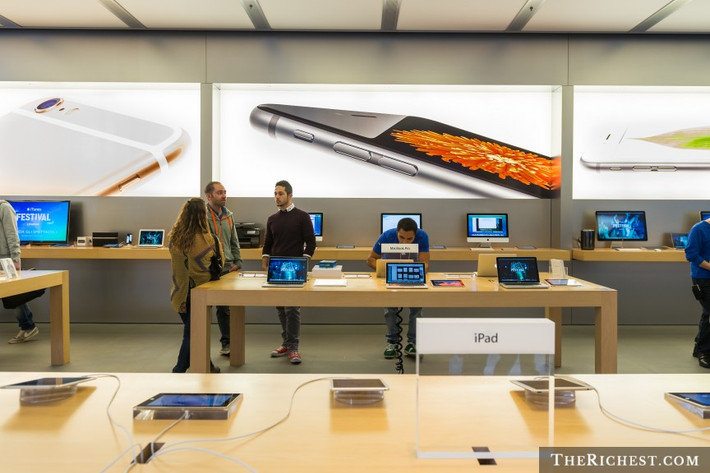 13. Apple kiếm được khoảng 300.000 USD mỗi phút. Tức là sau khi bạn chăm chú đọc xong bài viết này, thương hiệu "Trái táo khuyết" đã kiếm thêm được gần 3 triệu USD.