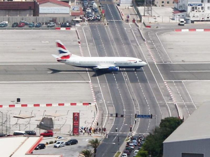 4. Sân bay quốc tế Gibraltar, Gibraltar. Do thiếu không gian phẳng đồng nghĩa với việc khó có thể xây một sân bay riêng ở đây, sân bay duy nhất của Gibraltar, rộng chỉ 6,8km2, cắt ngang với Đại lộ Winston Churchill - con đường đông đúc nhất trên đảo này. Vì sự bất tiện này, giao thông buộc phải dừng lại mỗi khi có máy bay hạ cánh.