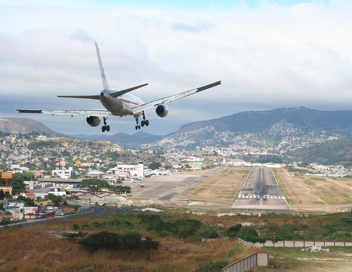 1. Sân bay quốc tế Toncontin, Honduras. Đường băng ở sân bay Toncontin ở Tegucigalpa, thủ đô Honduras chỉ dài 1.862m. Với độ dài quá ngắn này làm cho máy bay lớn như Boeing 757 lên xuống rất khó khăn và ngay cả những máy bay cỡ nhỏ cũng gặp nhiều rắc rối. Trong khi đó điều kiện tự nhiên xung quanh cũng không thuận lợi, vì nó nằm trong thung lũng cao so với mặt biển là 1.004m, bao bọc bởi núi đá rất hiểm trở. Các phi công lẫn hành khách được khuyến cáo khi đến sân bay này nên mua bảo hiểm thân thể.