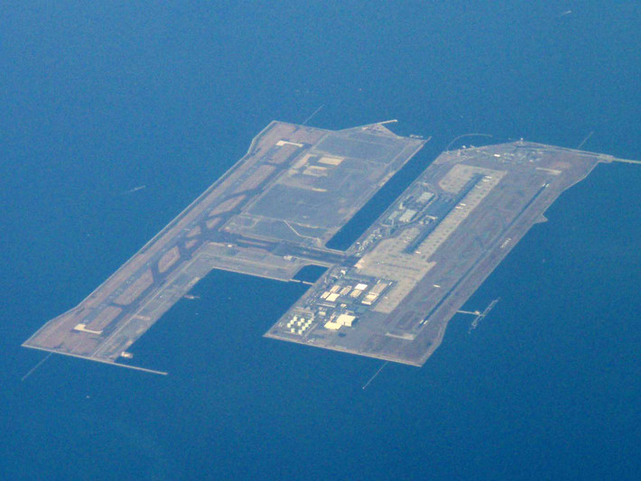 5. Sân bay quốc tế Kansai, Nhật Bản. Sân bay này bị đánh giá là đường băng nguy hiểm bởi nó có thể phải đối mặt với những trận động đất, lốc xoáy và một đáy biển không ổn định.