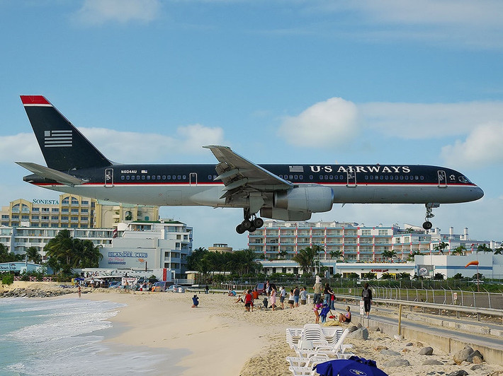 9. Sân bay quốc tế Princess Juliana, đảo Saint Martin (Hà Lan). Do địa hình gồ ghề, người ta buộc phải xây dựng sân bay quốc tế Princess Juliana nằm sát bãi biển Maho, nơi hàng ngàn du khách tới tắm mỗi ngày. Đường băng ngắn, các máy bay buộc phải hạ độ cao xuống mức thấp nhất có thể để tiếp đất từ đầu đường băng, tránh vọt khỏi phi trường. Nhiều trường hợp, máy bay đáp xuống sân bay quốc tế Princess Juliana chỉ cách đầu người trên bãi biển khoảng 10 – 20 m.