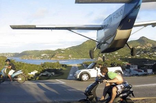 3. Sân bay quốc tế Sân bay Gustaf III, Saint Barthélemy. Sân bay này nằm ở ngôi làng St.Jean trên hòn đảo Saint Barthélemy thuộc vùng biển Caribbean. Hòn đảo từng thuộc Thụy Điển sau đó bán lại cho Pháp vào năm 1878. Đường băng khá hẹp và nằm ngay sát khu vực giao thông. Nếu không để ý, người đi đường bất kỳ khi nào cũng có thể gặp nạn bởi bánh xe và cánh máy bay.